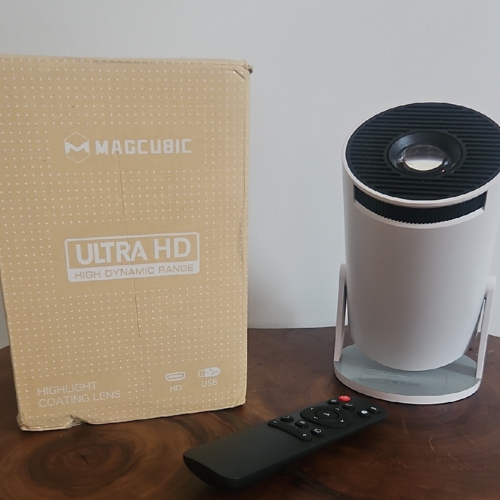 MAGCUBIC Ultra HD Projector with Remote